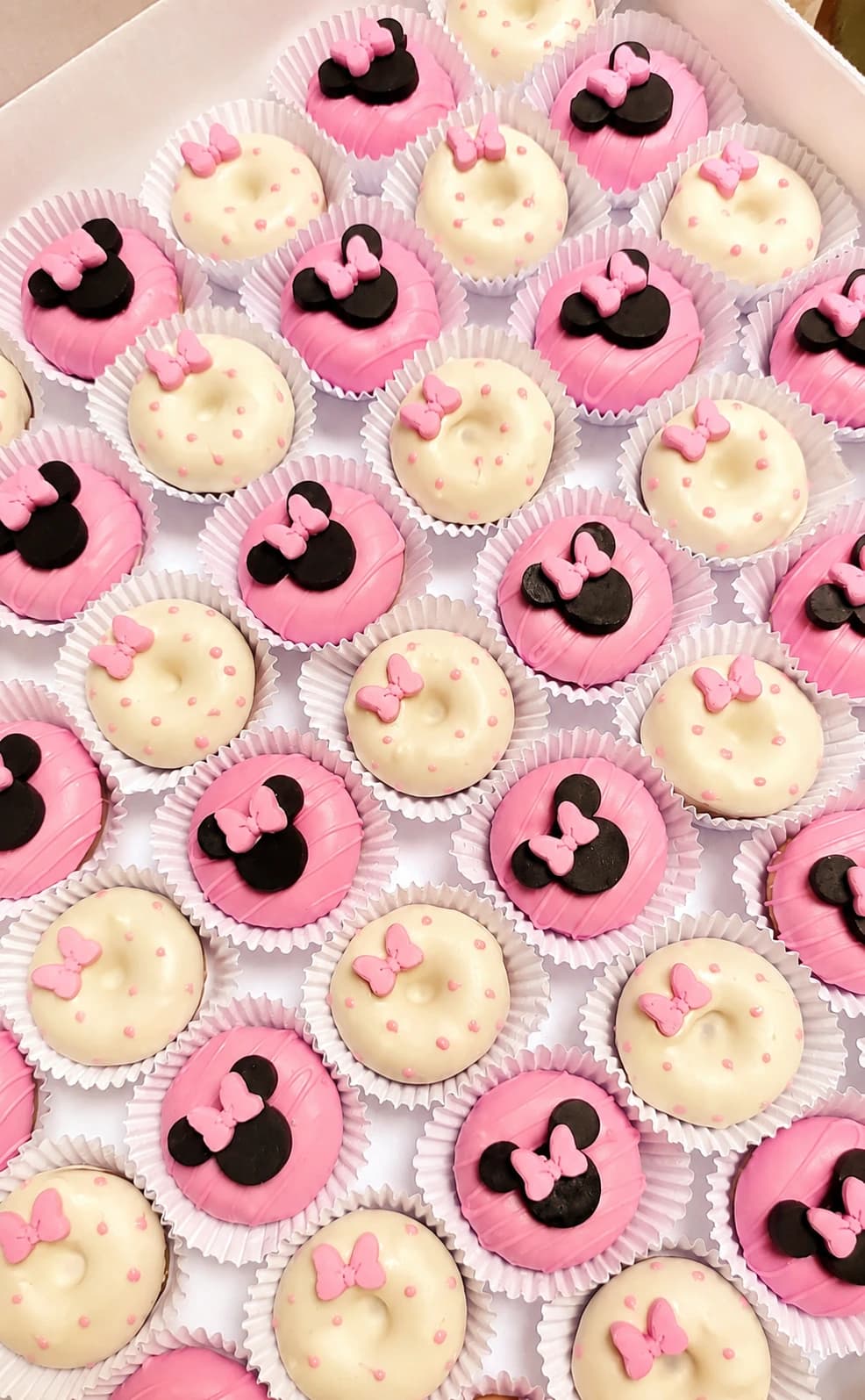 Mini cake donuts artesanais da Mirelle Marinho Doceria em Goiânia